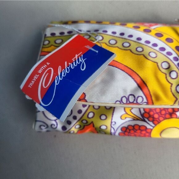 Vtg. Mint W/Tags & Original Products Included"Celebrity" Mod Toiletries Roll Bag - Picture 6 of 7